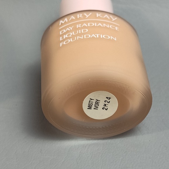Mary Kay Day Radiance Liquid Foundation Misty Ivory 1069 NEW in Box - Picture 2 of 8